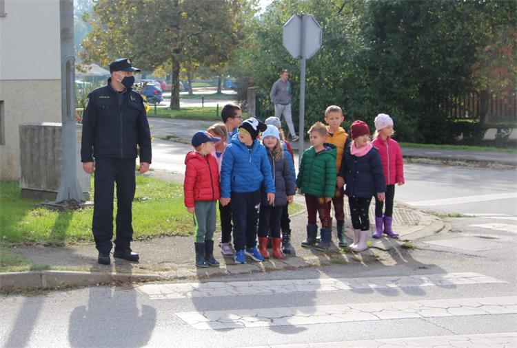 Slika /PU_KK/Vijesti/2021/10/12.10. edukativna šetnja (4).JPG